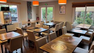 Continental breakfast on weekends (EUR 9.90 per person)