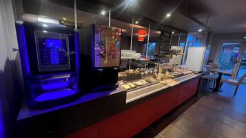 Een buffetgedeelte met een bedieningsstation en een gekoelde vitrine.