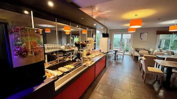 Petit déjeuner continental servi les week-ends (9.90 EUR par personne)