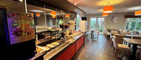 Continental breakfast on weekends (EUR 9.90 per person)