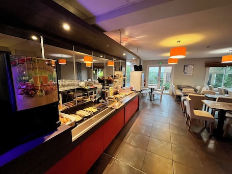 Desayuno continental los fines de semana (EUR 9.90 por persona)