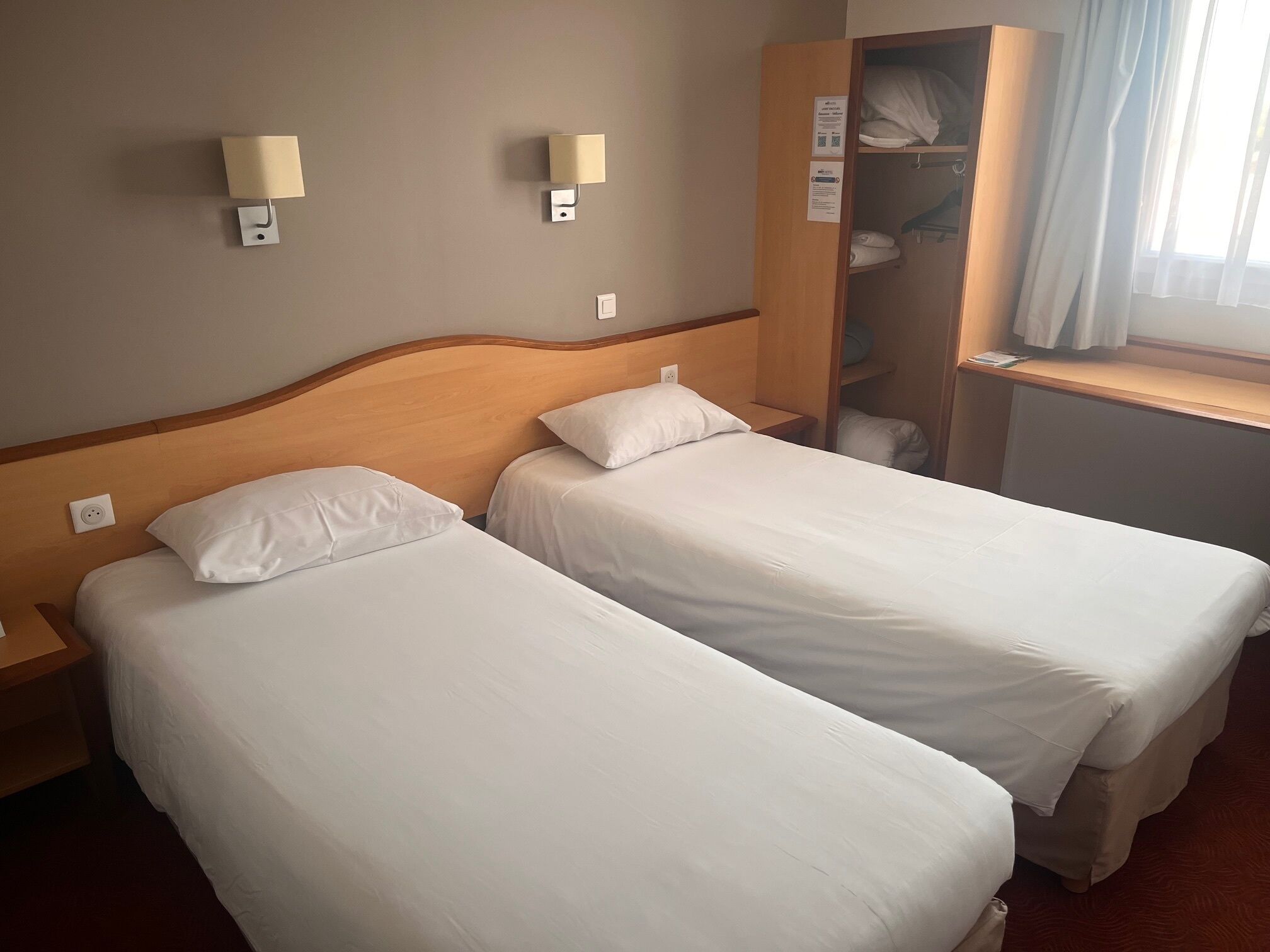 ห้องสแตนดาร์ดทวิน | เครื่องนอนระดับพรีเมียม, โต๊ะทำงาน, Wi-Fi ฟรี