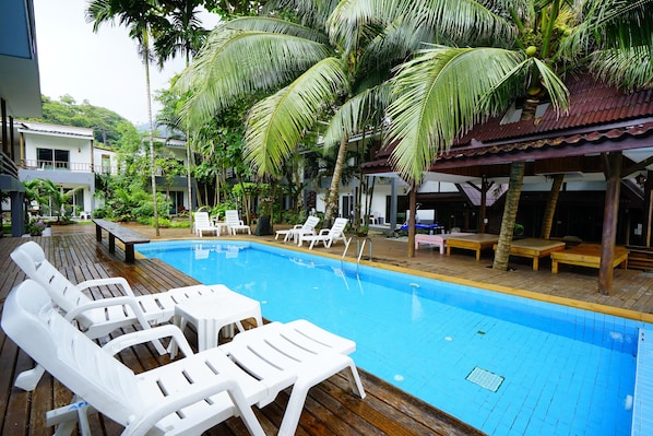 Außenpool, Liegestühle