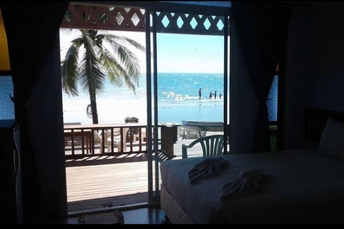 Una habitación con cama y vista al mar.