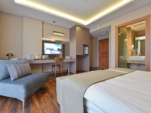Executive Room | Bar mini, peti besi dalam bilik, meja, kalis bunyi