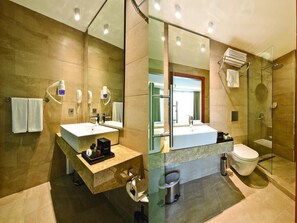Buồng tắm vòi sen, máy sấy tóc, áo choàng tắm, dép đi trong nhà 