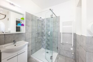 Studio (Medium Studio) | Bathroom | Shower, eco-friendly toiletries, hair dryer, towels