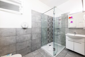 Estudio (Large Studio) | Baño | Ducha, artículos de higiene personal ecológicos y secador de pelo