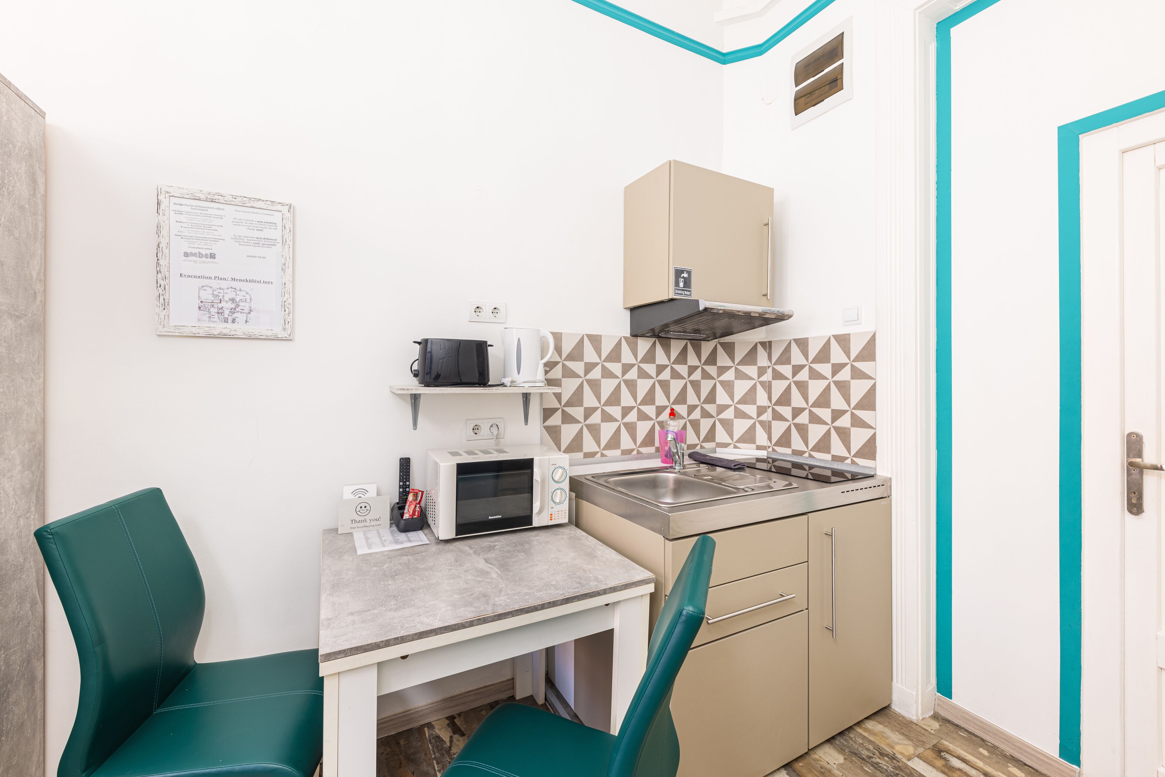 Studio | Private kitchen | Fridge, microwave, stovetop, electric kettle