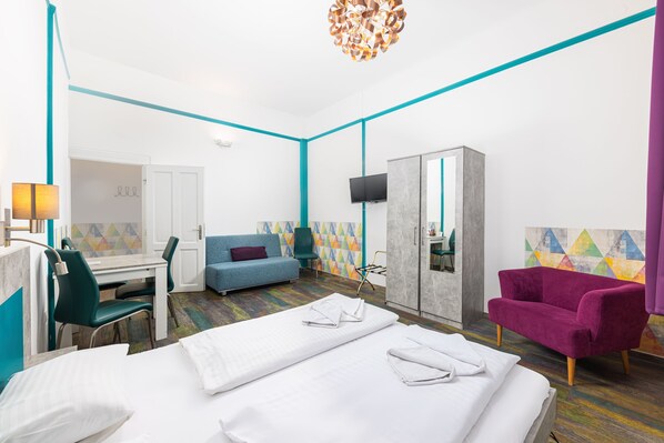 إستديو (Large Studio) | منطقة المعيشة | تلفزيون بشاشة مسطحة بحجم 58-سم يعرض قنوات تلفزيونية باشتراك مدفوع