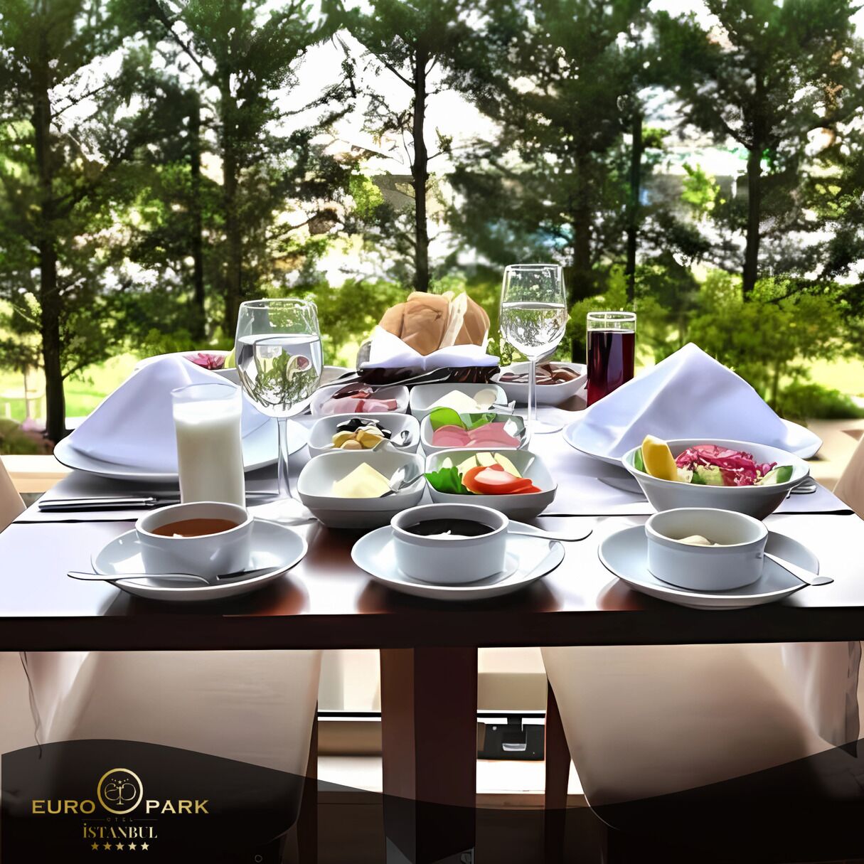 Se ofrece un desayuno completo todos los días (15 EUR por persona)