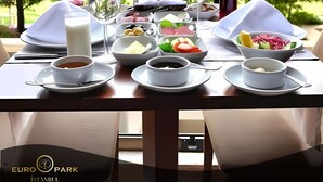 فطور كامل يوميًا مقابل رسوم