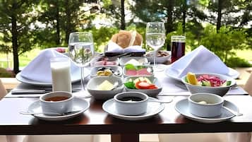 Sarapan penuh setiap hari (EUR 15 seorang)