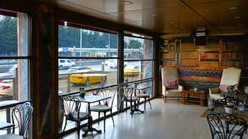 2 restoran, sarapan, makan tengah hari dihidangkan; masakan antarabangsa