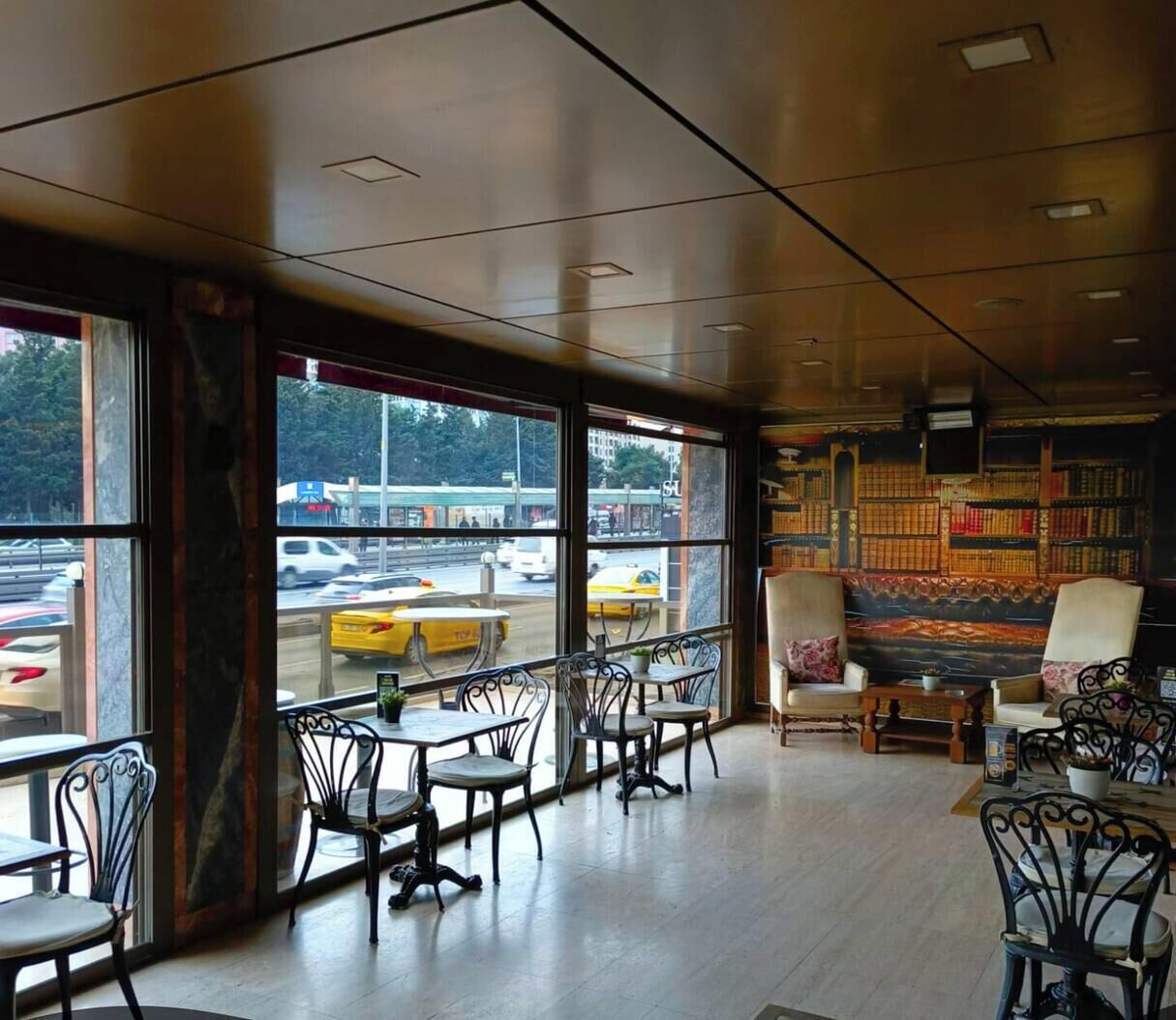 2 restauranter, frokost, lunsj og middag serveres, internasjonale retter