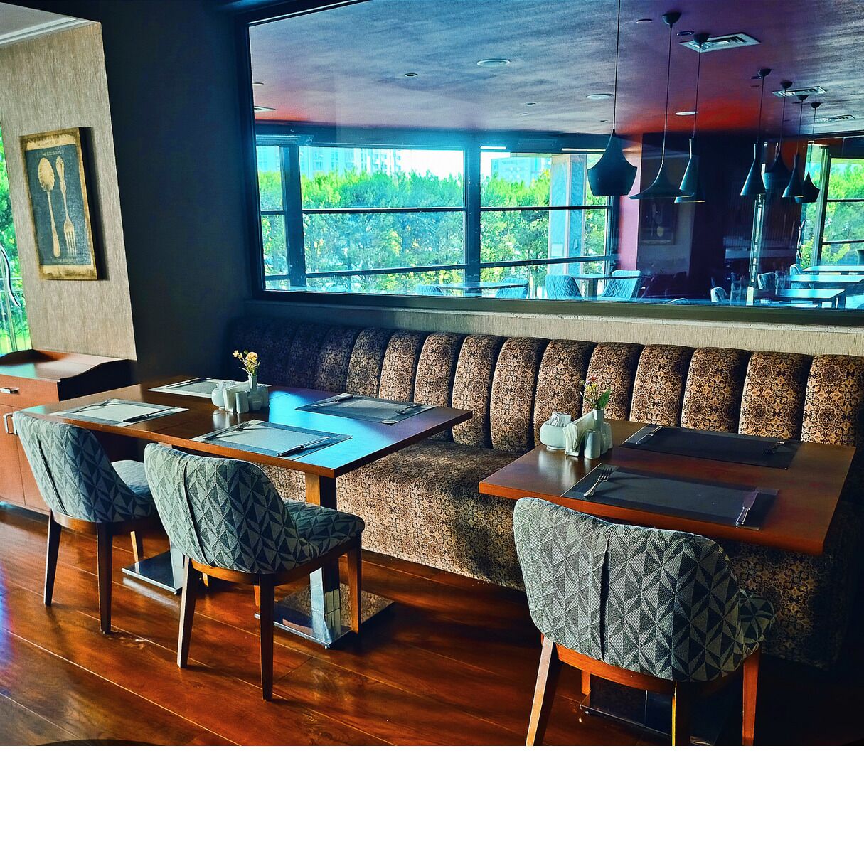 2 restoran, sarapan, makan tengah hari dihidangkan; masakan antarabangsa