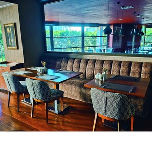 2 restaurants, breakfast, lunch, dinner served; international cuisine 