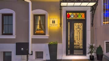 Fachada de la propiedad por la tarde o noche