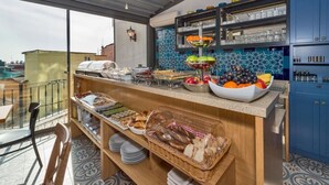 Un bufé de desayuno con diversos alimentos y vistas a la ciudad.