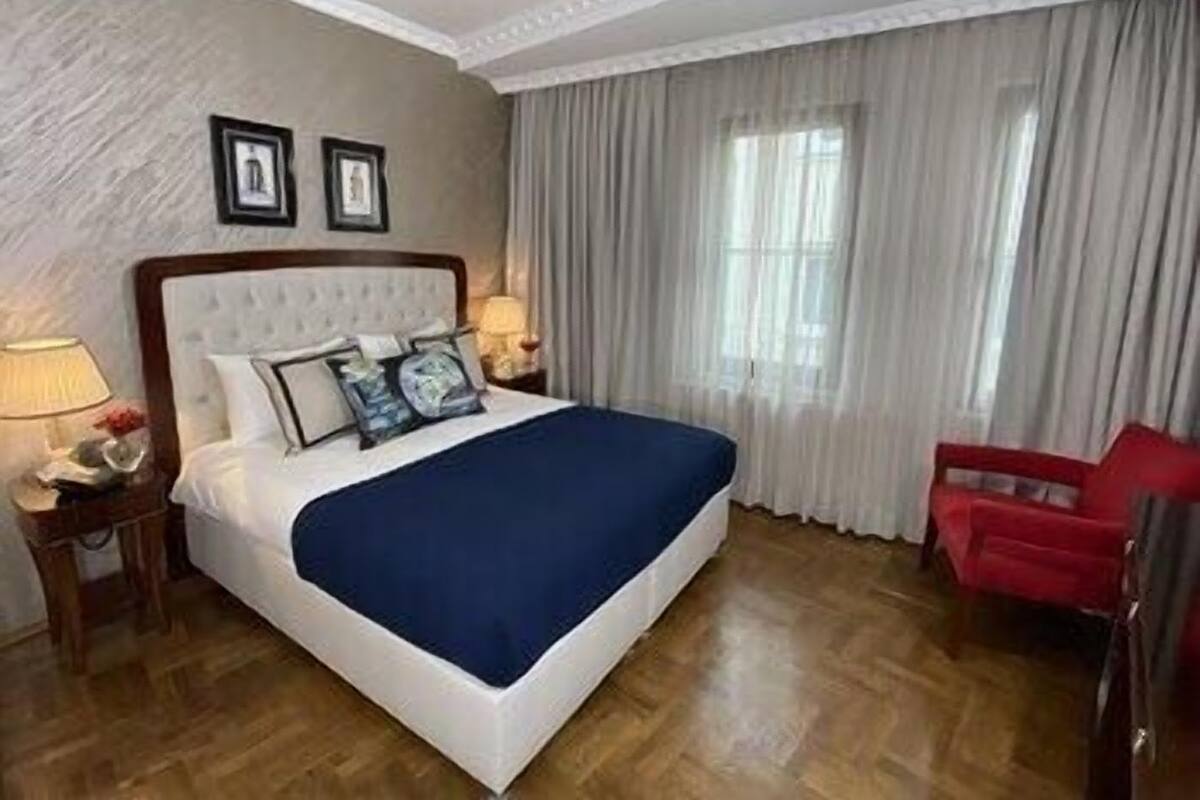 أغطية فراش متميزة وميني بار وخزنة داخل الغرفة ومكتب