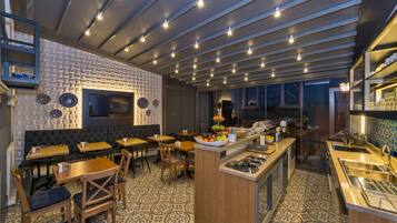 Café da manhã com buffet grátis todos os dias