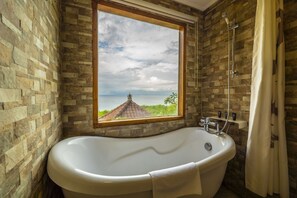 Suite Grand, vistas al mar | Baño | Ducha y bañera combinadas y artículos de higiene personal gratuitos