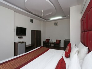 In-room safe, desk, free WiFi