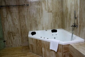 Suite | Kamar mandi | Bathtub dan shower terpisah dan bathtub dengan aliran air