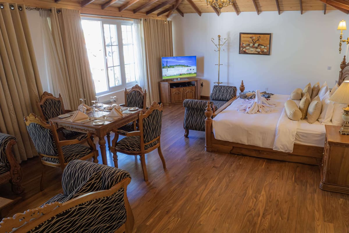 Presidential Room, 1 King Bed | 1 bedroom, premium bedding, down duvets, minibar
