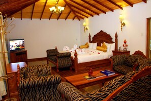Suite | Seprai premium, selimut bulu angsa, minibar, dan brankas