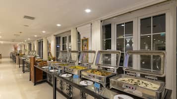 Petit déjeuner buffet (18 USD par personne)