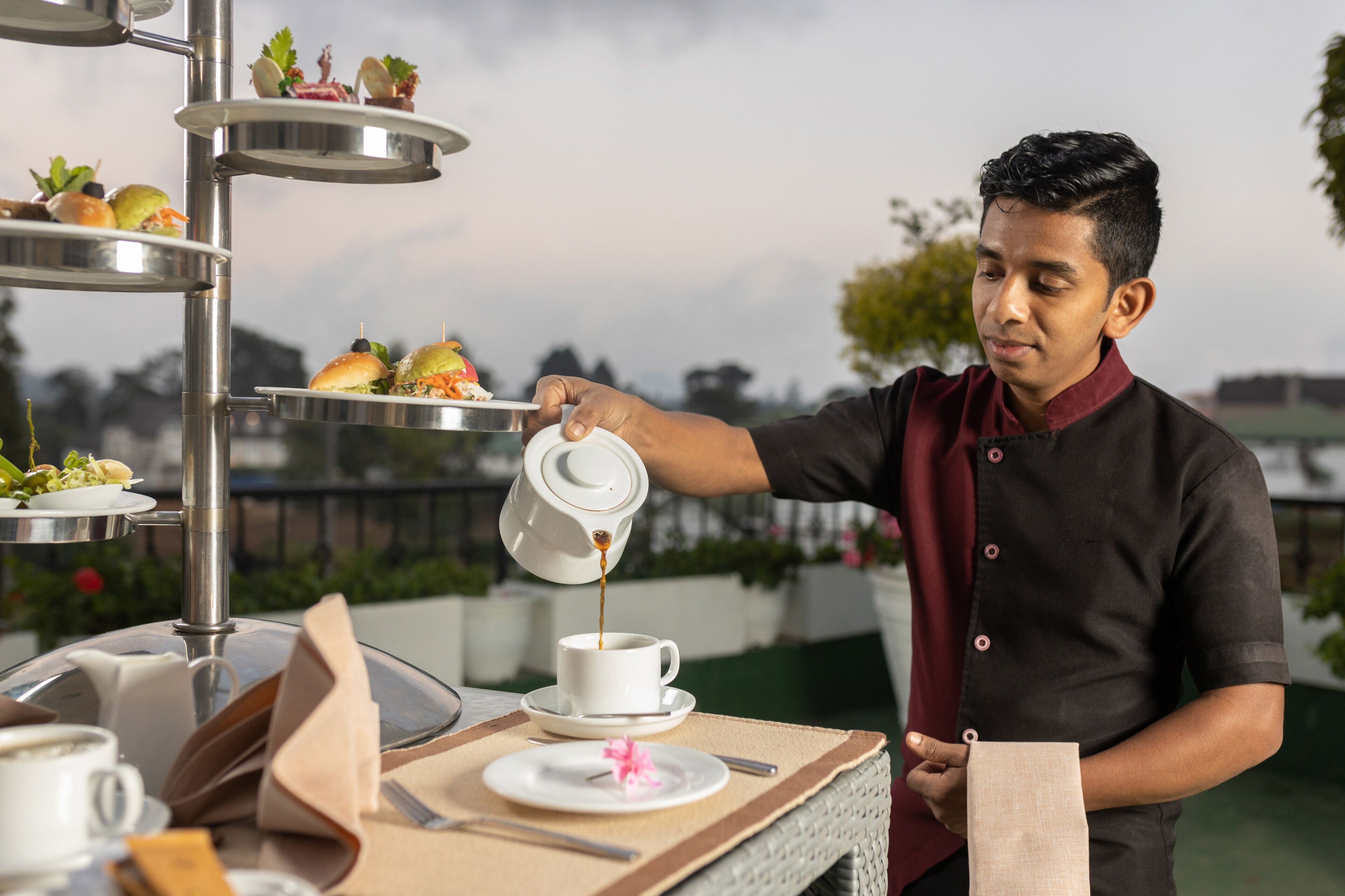 2 restaurants; breakfast, lunch, and dinner served