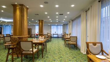 Hi ha 2 restaurants amb esmorzars