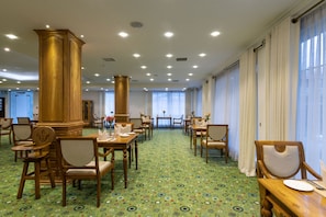 2 restaurants, breakfast served