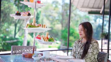 2 restaurants, breakfast served