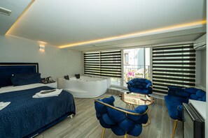 Phòng Elite, 1 giường cỡ queen, bồn tắm thủy lực, quang cảnh thành phố | Bộ đồ giường cao cấp, minibar, bàn, phòng cách âm 