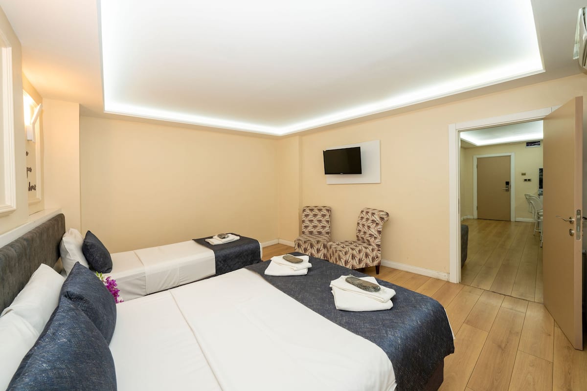 1 slaapkamer, luxe beddengoed, een minibar, een bureau