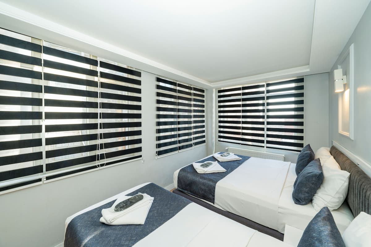 Standaard driepersoonskamer | 1 slaapkamer, luxe beddengoed, een minibar, een bureau