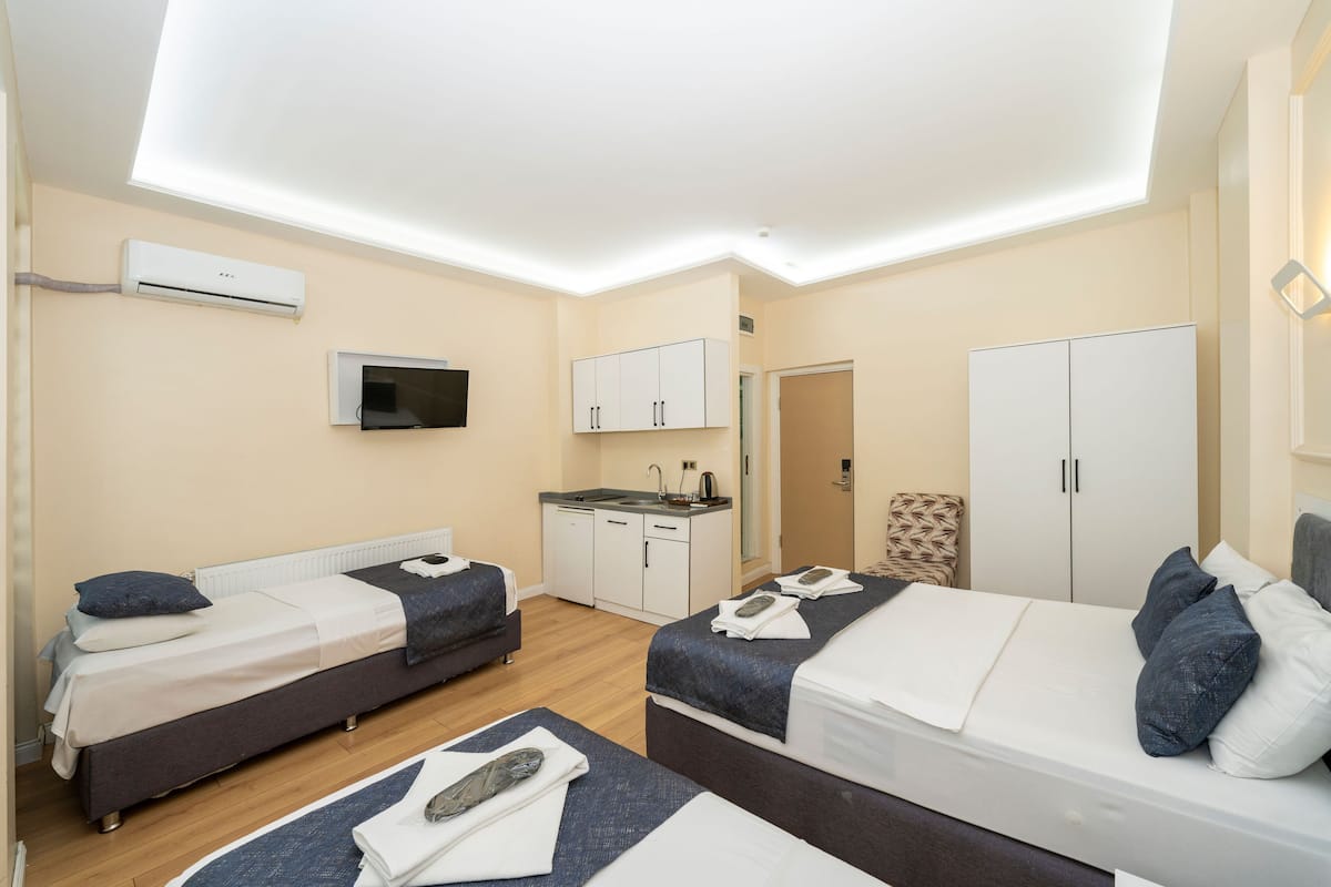 1 slaapkamer, luxe beddengoed, een minibar, een bureau
