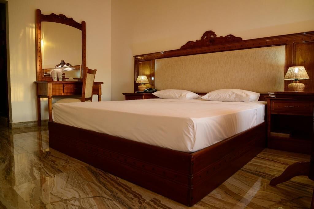 In-room safe, desk, bed sheets