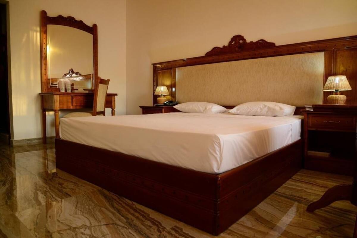 In-room safe, desk, bed sheets