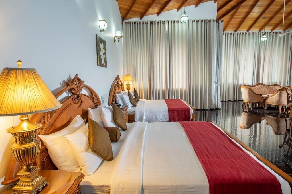 In-room safe, desk, bed sheets