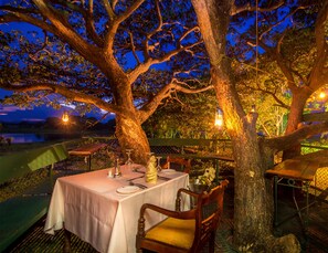 Petit déjeuner, déjeuner et dîner servis sur place, vue sur le jardin