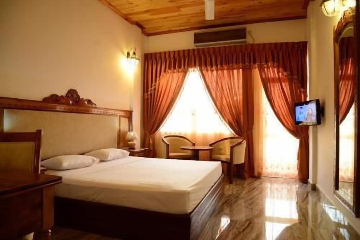 In-room safe, desk, bed sheets