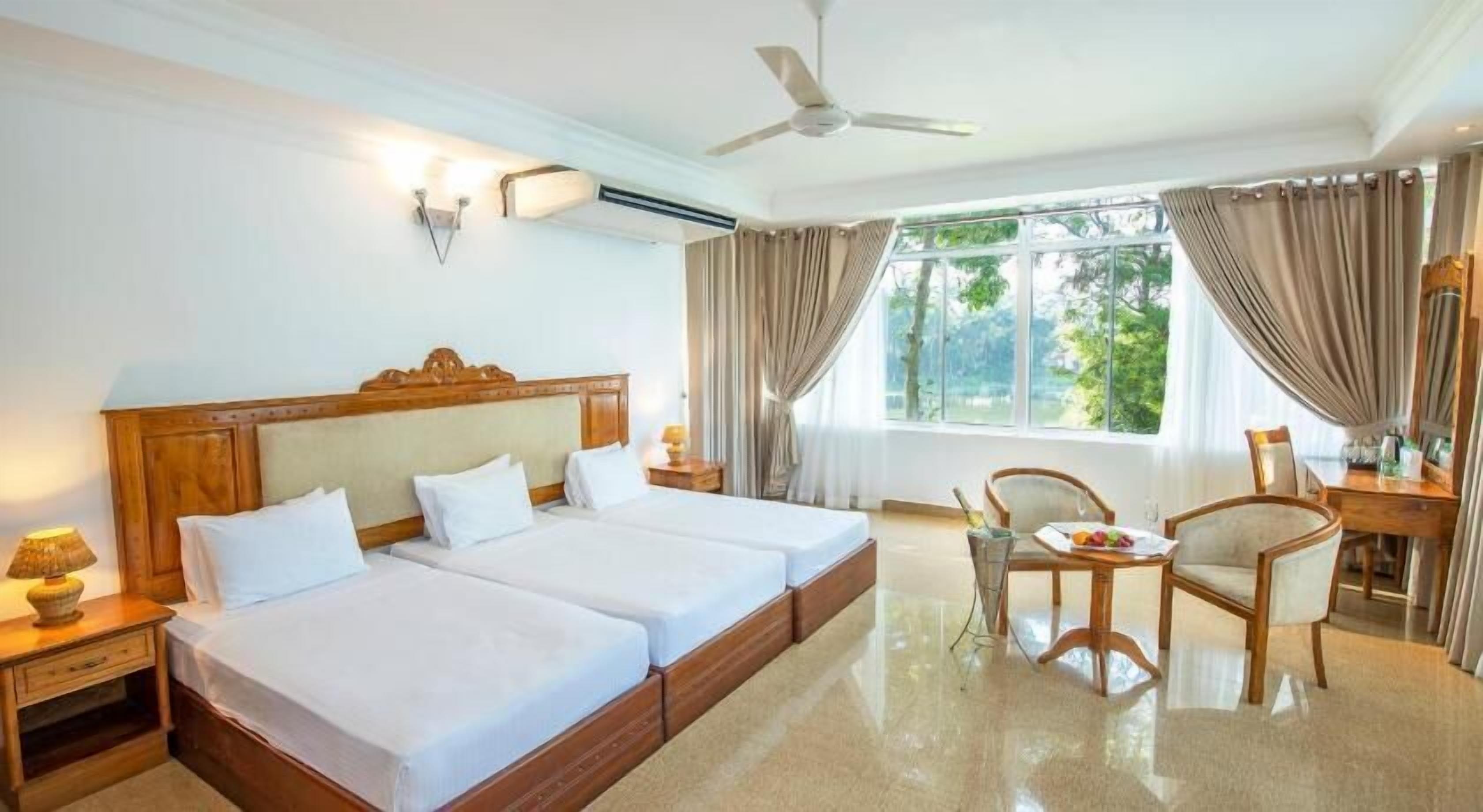 In-room safe, desk, bed sheets