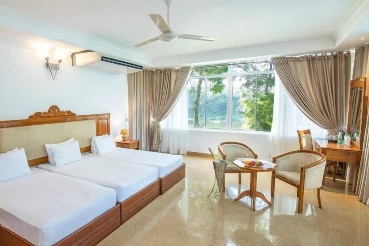 In-room safe, desk, bed sheets