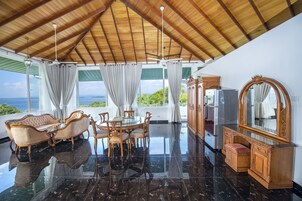 Caja de seguridad en la habitación, escritorio y ropa de cama 