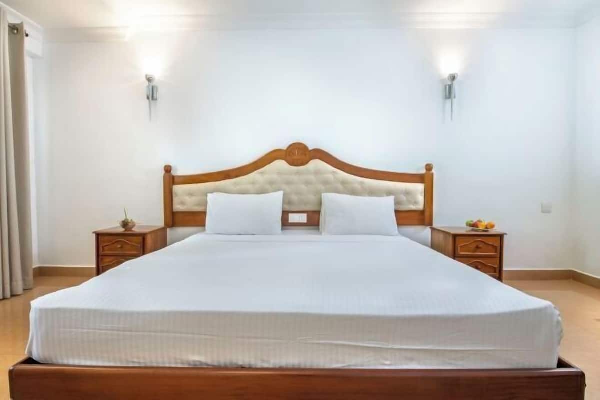 In-room safe, desk, bed sheets