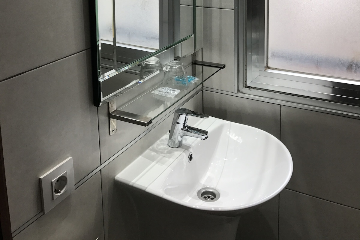 Bathroom sink