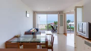 2 Bedroom Apartment with Sea View (Free WIFI in room) | In-room dining